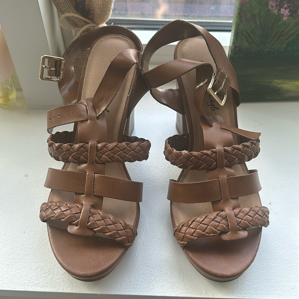 American Eagle - size 7 - brown braided heels - perfect condition